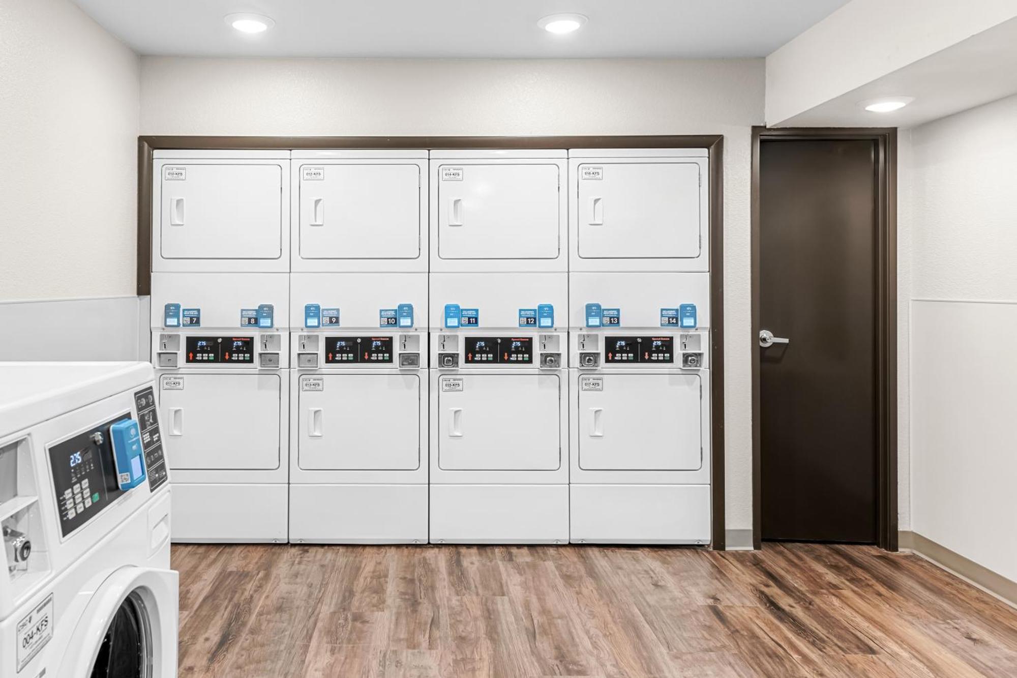 Woodspring Suites Kansas City Airport エクステリア 写真